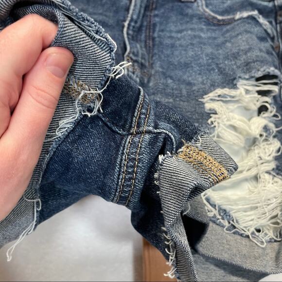 American Eagle High Rise Distressed Dark Wash Mom Denim Jean Shorts Size 6 - Picture 3 of 9
